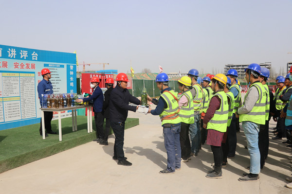 陕煤建设澄合分公司真情温暖务工人员