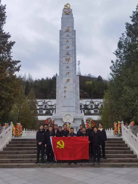 陕煤建设矿建二公司车村项目部党支部开展“祭扫烈士陵园缅怀革命先烈”活动