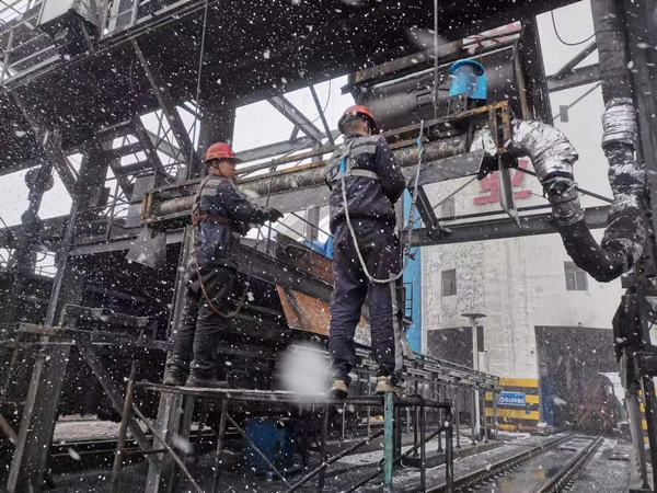陕煤建设洗选煤运营公司柠条塔运营项目部:“断崖式”降温,工人“白头”力保生产