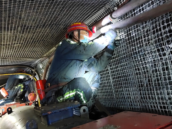 为坚守岗位的机电安装人点赞!