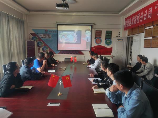 陕煤建设路桥分公司靖神铁路项目部组织开展“5.12”防灾减灾科普宣传活动