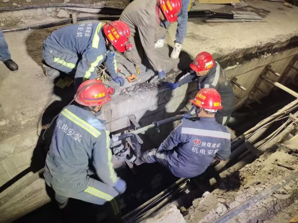 陕煤建设机电安装公司涌鑫项目部连夜抢修电缆保障电力运行