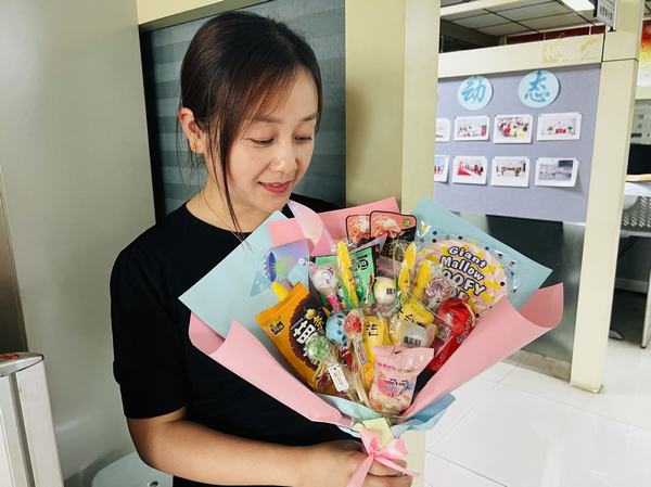 陕煤建设矿建二公司开展“巧手制花束 开心过六一”主题活动