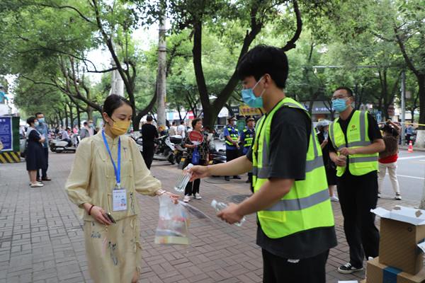 陕煤建设汉中分公司助力高考献爱心 情系考生送清凉