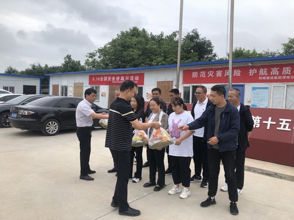 陕煤建设澄合分公司第十五项目部：夏季送清凉 爱心降酷暑