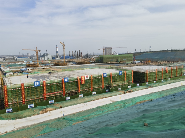 陕煤建设铜煤公司北元募投项目配套建设产氯装置公用工程项目产氯甘氨酸变电所和机柜间工程顺利封顶?