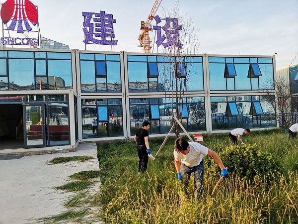 陕煤建设渭南分公司第十一项目部烈日炎炎似火烧? 义务劳动干劲足