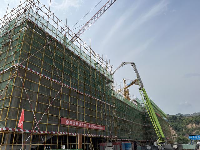 陕煤建设韩城分公司承建的韩城矿业王峰煤矿联合建筑楼主体结构顺利封顶