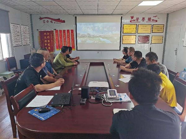 反诈宣传进工地 戴牢防骗“安全帽”