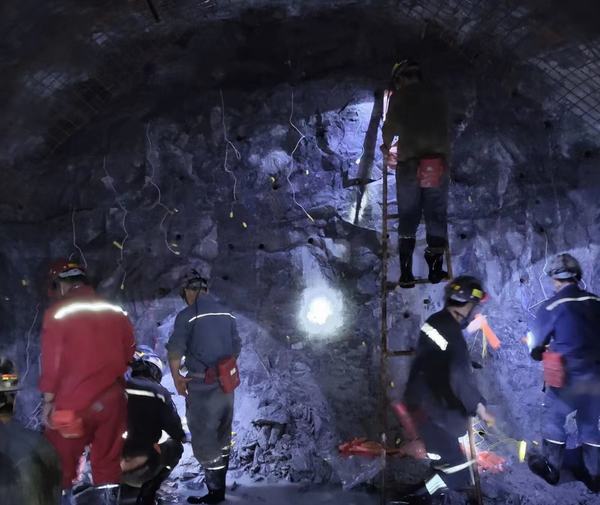 陕煤建设矿建二公司王峰项目部两个巷道精准贯通