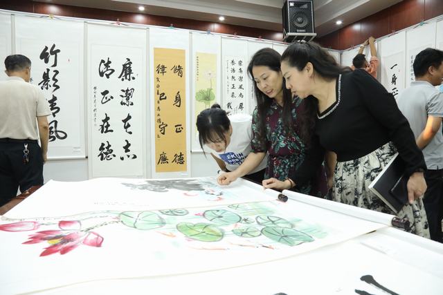 “清”风入心 “廉”花自开