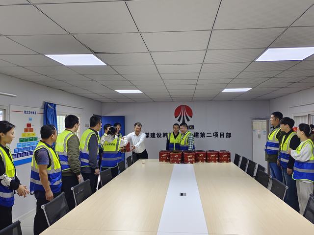 陕煤建设韩城分公司开展“喜迎双节 温暖一线”重点工程慰问活动