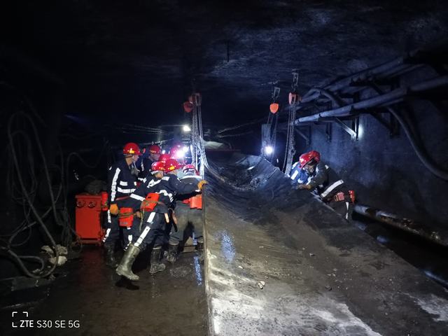 陕煤建设韩城分公司张家峁项目部：双节岗位我坚守 精细检修赢口碑