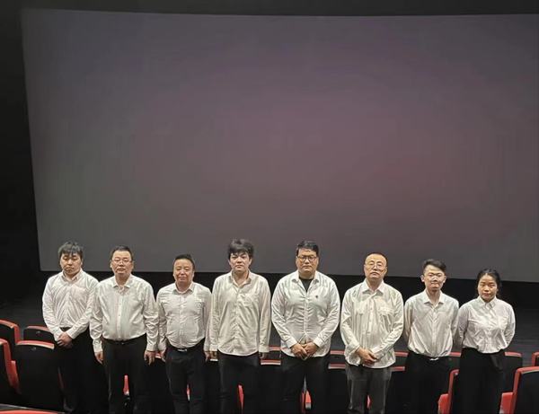 陕煤建设新城公司组织党员干部职工集中观看电影《高原之春》