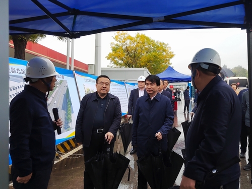 榆林市委副书记、市长张胜利一行莅临陕煤建设承建的上郡北路道路综合整治提升项目观摩指导工作