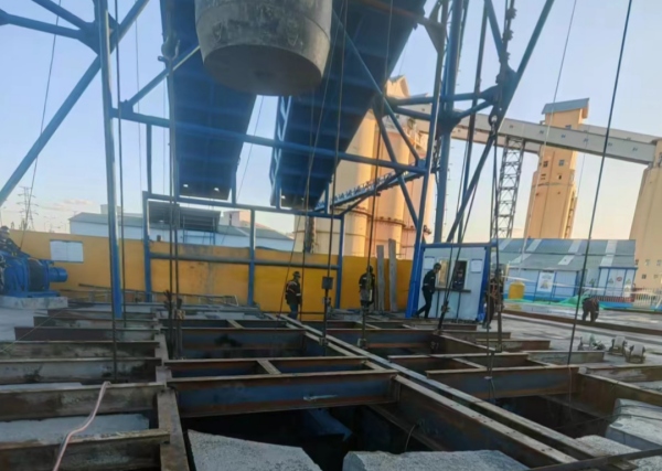 陕煤建设矿建三公司袁大滩矿二号回风立井封口盘、吊盘安装顺利完成