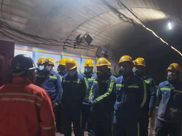 陕煤建设机电安装公司提前1天完成罐笼防坠装置安装工程