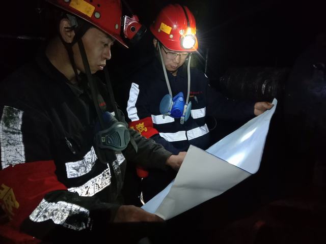 让逐梦中的我们 踏着路 发着光