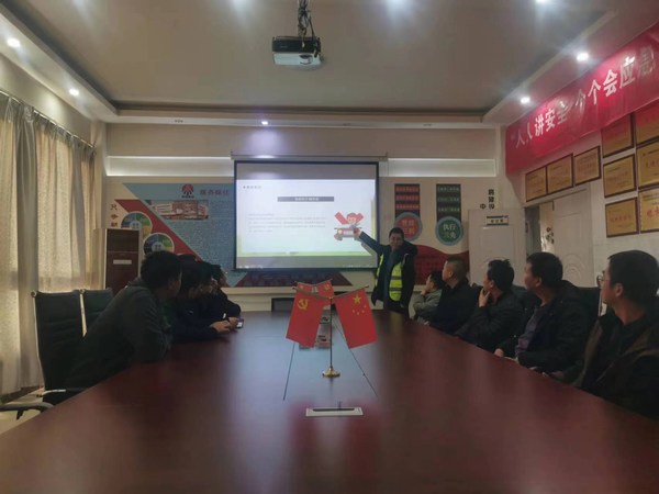 陕煤建设路桥分公司靖神铁路项目部开展“文明交通，你我同行”全国交通安全日活动