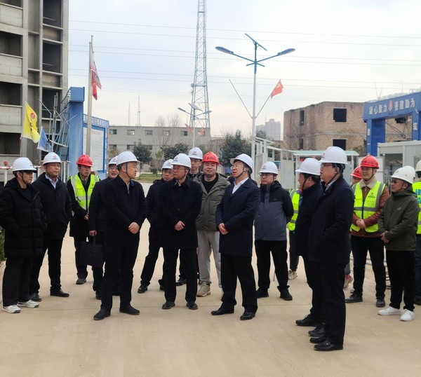 铜川矿业有限公司党委书记、董事长路根奎一行莅临陕煤建设铜煤公司承建的铜煤三号居住区检查指导工作