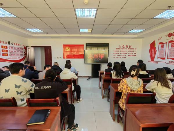 陕煤建设煤矿运营服务分公司：组织观看红色影片《志愿军：雄兵出击》  汲取奋进力量