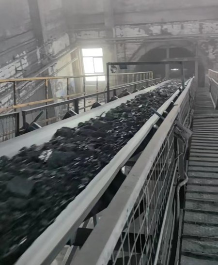 陕煤建设机电安装公司涌鑫项目部：攻坚克难换胶带 齐心协力保安全?