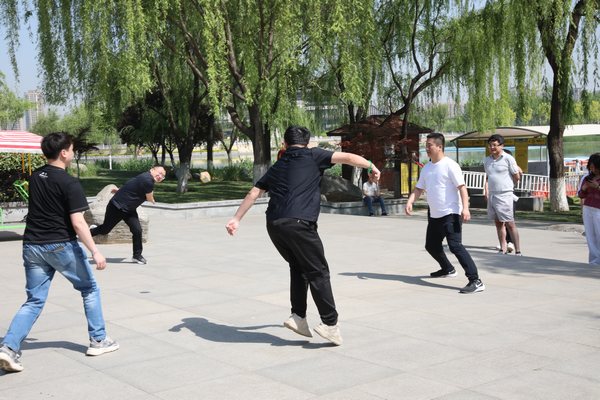 陕煤建设路桥分公司举办“迎五一、鼓干劲、促团结”怀旧嘉年华趣味活动