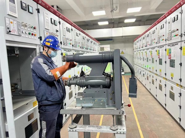 陕煤建设洗选煤运营公司红柳林洗煤厂项目部: 应对雨季“三防” 筑堤安全堤