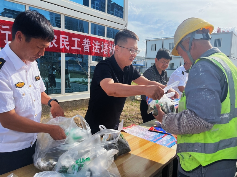 陕煤建设榆林公司第六项目部：端午送关怀 普法助维权