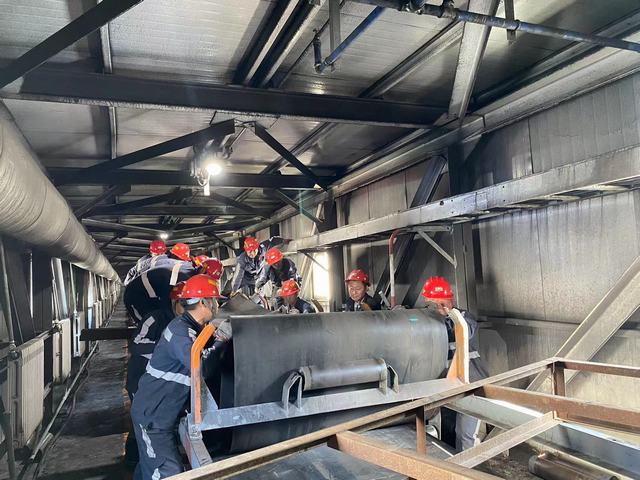 陕煤建设韩城分公司张家峁项目部：青工显神通 抢修建奇功