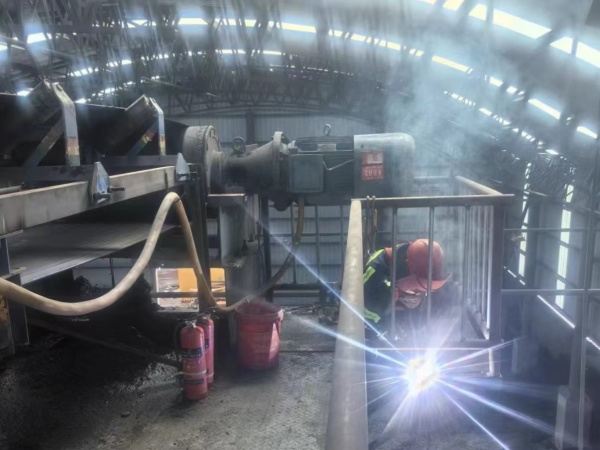 陕煤建设机电安装公司顺利完成沙梁煤矿主斜井井口矸石胶带机改造工程