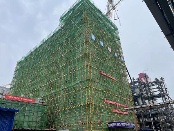 陕煤建设天工公司承建的陕化尿素工序提升装备改造项目大颗粒尿素(00813)工程主体结构顺利封顶