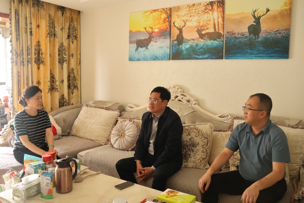 陕煤建设领导国庆节前看望慰问困难党员家属