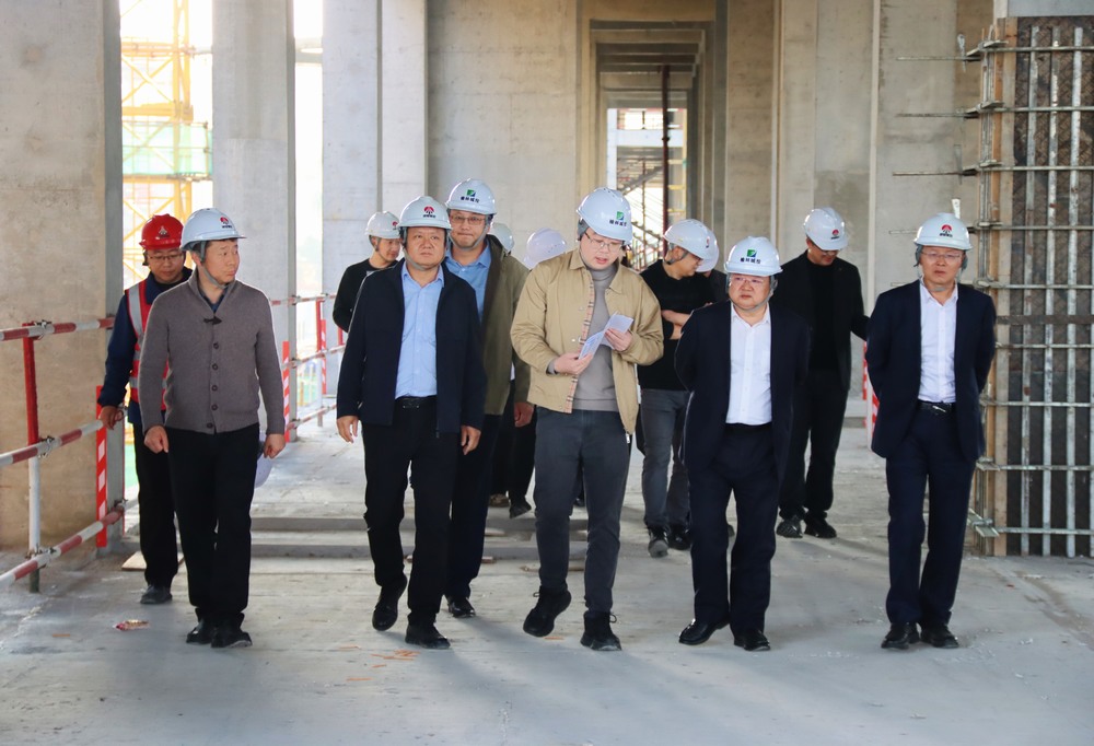 榆林城投集团党委书记、董事长郝君一行莅临陕煤建设榆林公司承建的榆溪圣境一标段项目检查指导工作