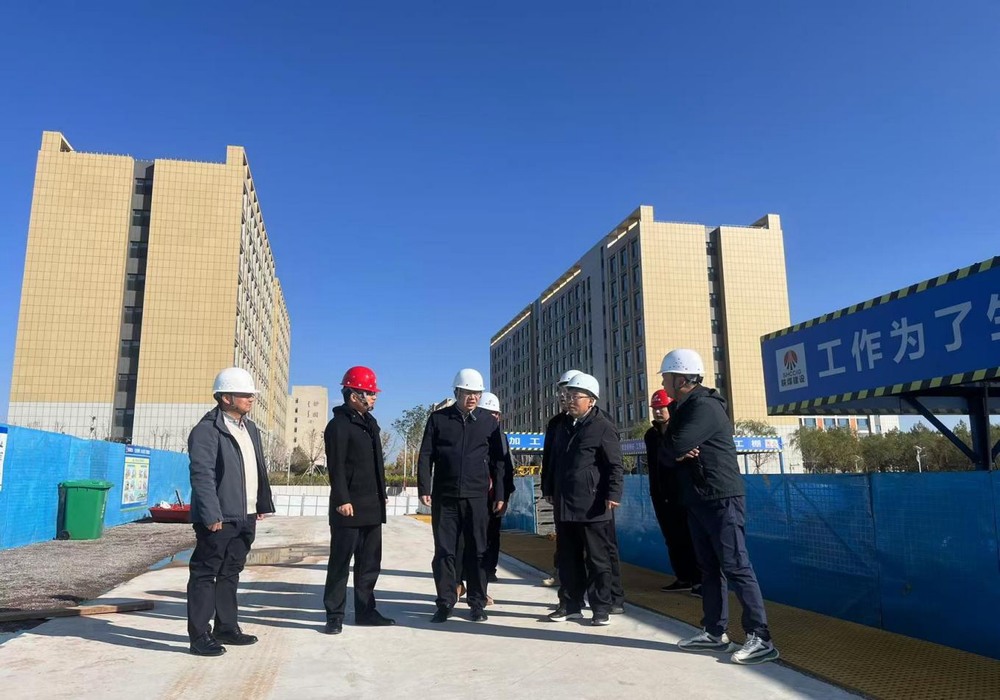 鄂尔多斯市代建中心及应用技术学院校方对鄂尔多斯市应用技术学院项目进行调研