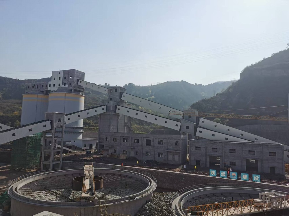 陕煤建设韩城分公司土建十一项目部：多项超规模危大工程钢桁架一次性吊装成功