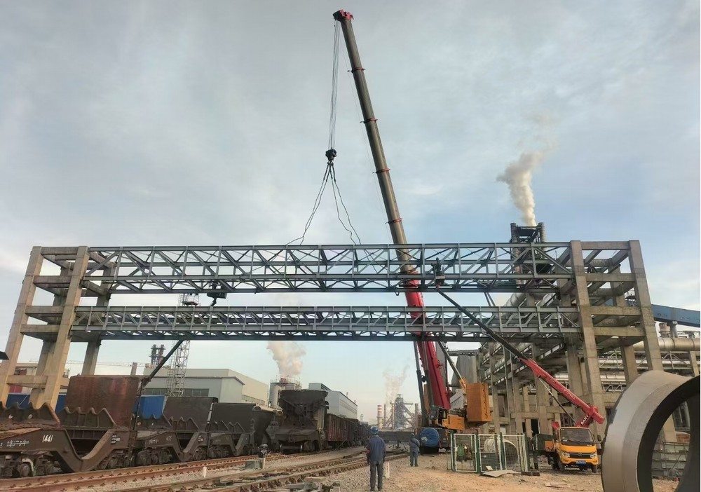 陕煤建设西北分公司土建第二项目部:酒钢三标第一跨”钢结构跨铁路桁架顺利吊装完成