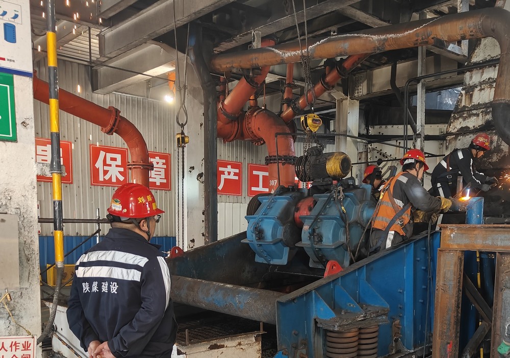 陕煤建设洗选煤运营公司第二项目部:新年破晓,柠条塔煤矿主洗车间预湿筛与矸石脱介筛 “迭代升级” 之战打响