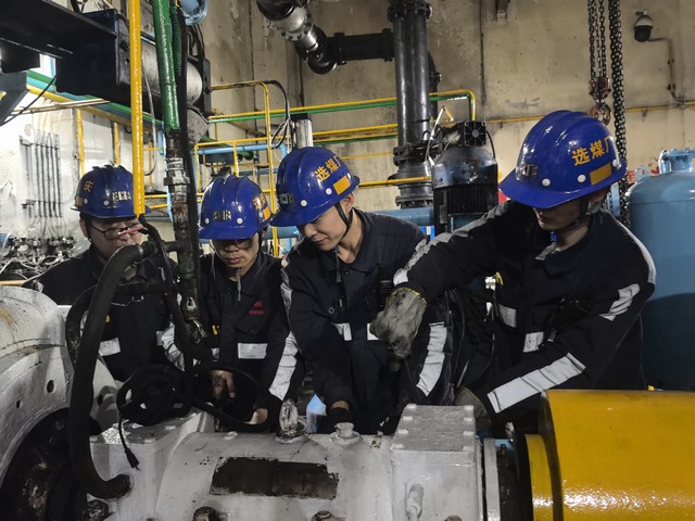 陕煤建设洗选煤运营公司红柳林洗煤厂项目部:烟花灿九天 煤装立在岗