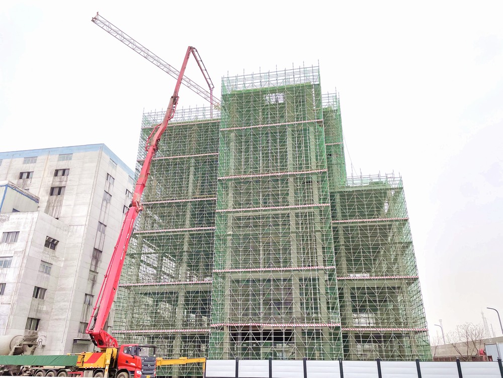 陕煤建设天工公司承建的小保当筛分破碎车间工程主体结构顺利封顶