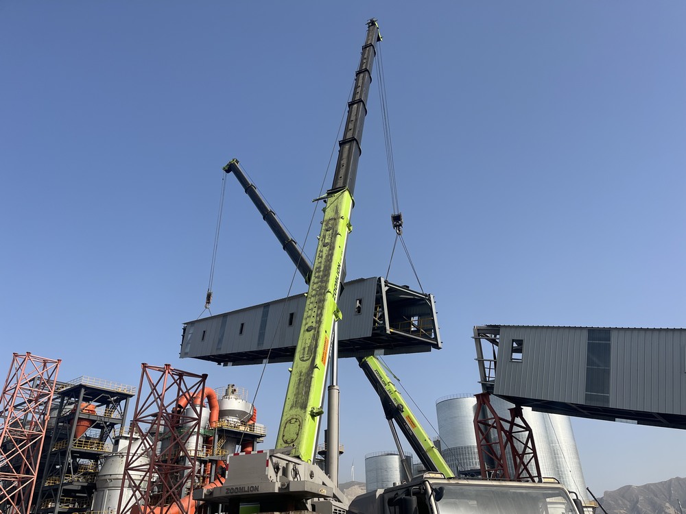 陕煤建设天工公司土建第二十一项目部：双机抬吊破难题，通廊凌空展雄姿