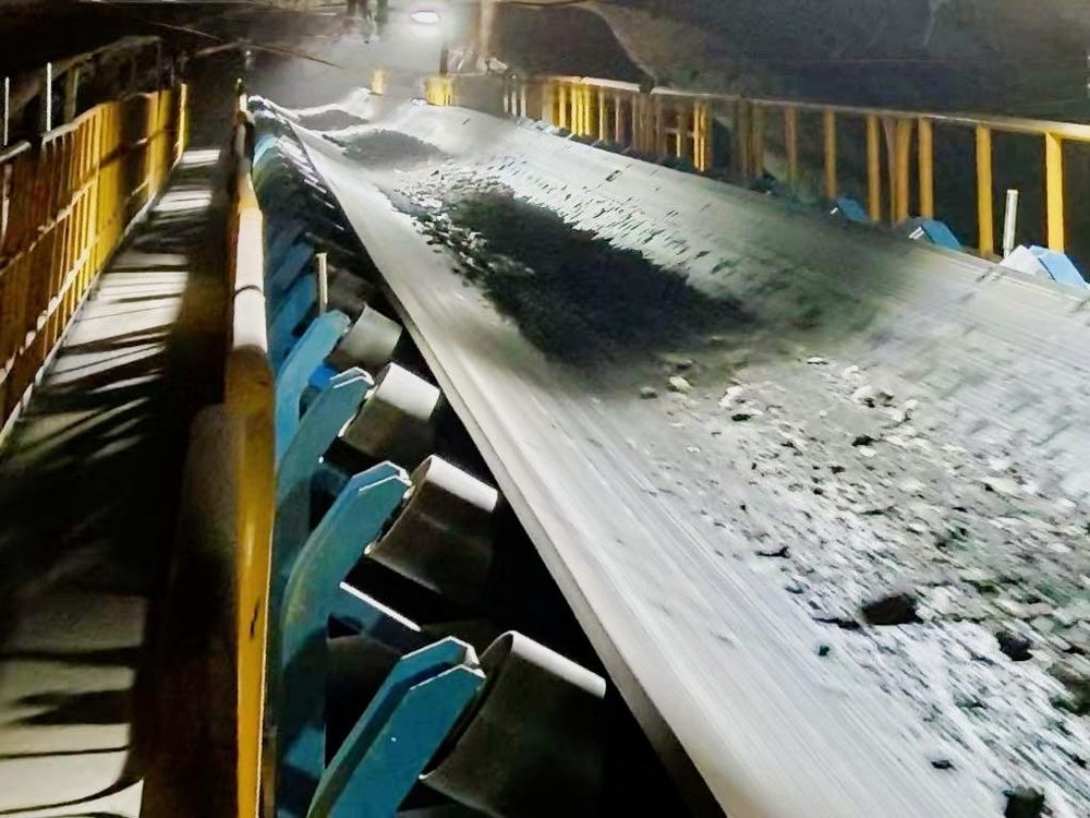 陕煤建设机电安装公司赵石畔项目部东翼大巷皮带成功运转