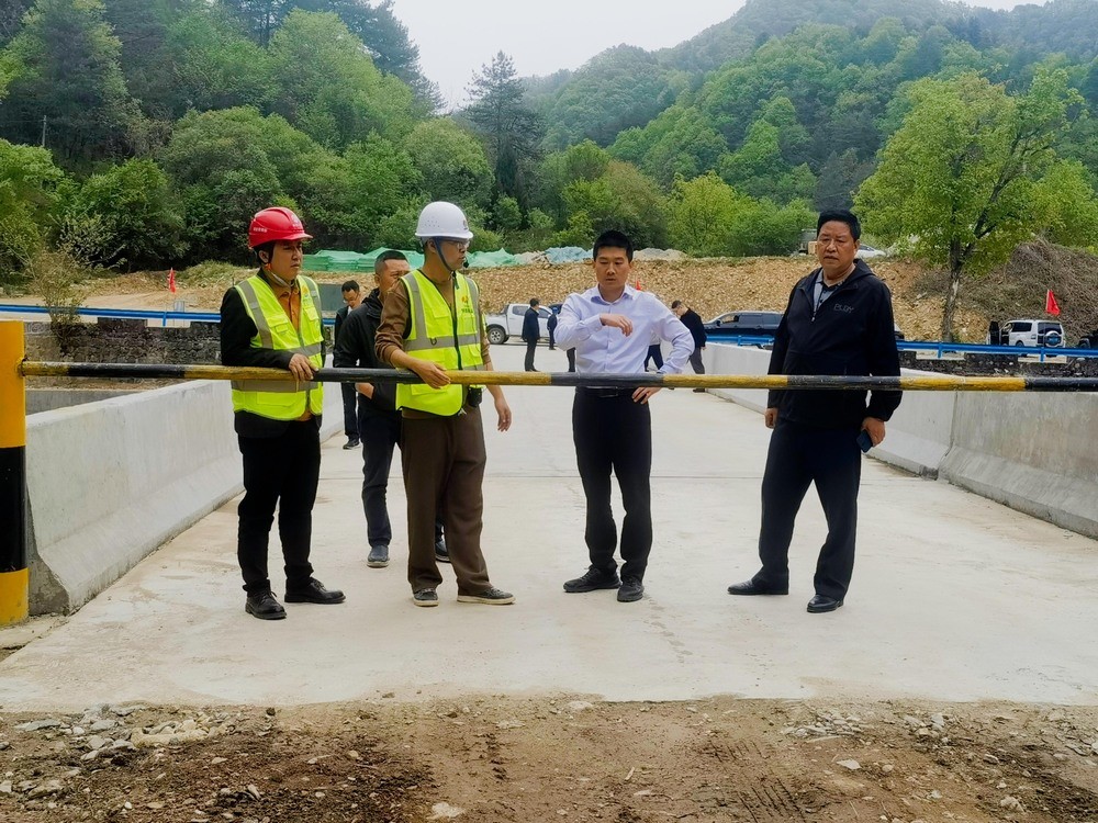 陕西省发展和改革委员会重大项目储备推进中心副主任谭超等一行莅临陕煤建设路桥分公司秦岭项目部调研