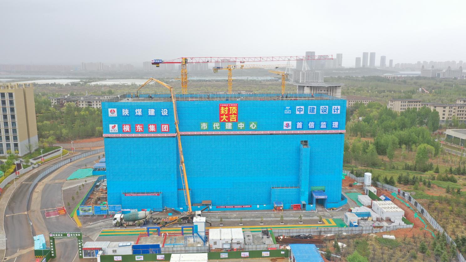 陕煤建设内蒙古分公司：鄂尔多斯应用技术学院实验楼主体结构封顶，项目建设进入新阶段