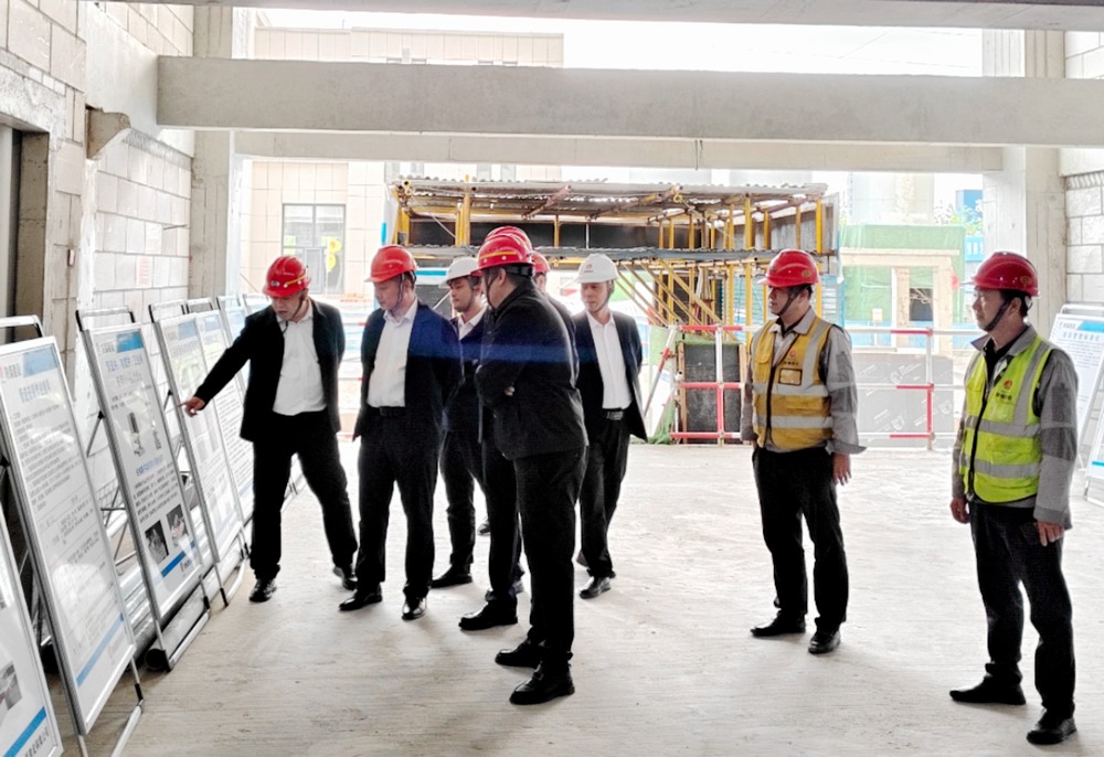 陕煤集团基本建设部高级主任师杨景辉一行深入陕煤建设铜煤公司承建的柠条塔新建3#、4#员工公寓楼项目检查指导工作