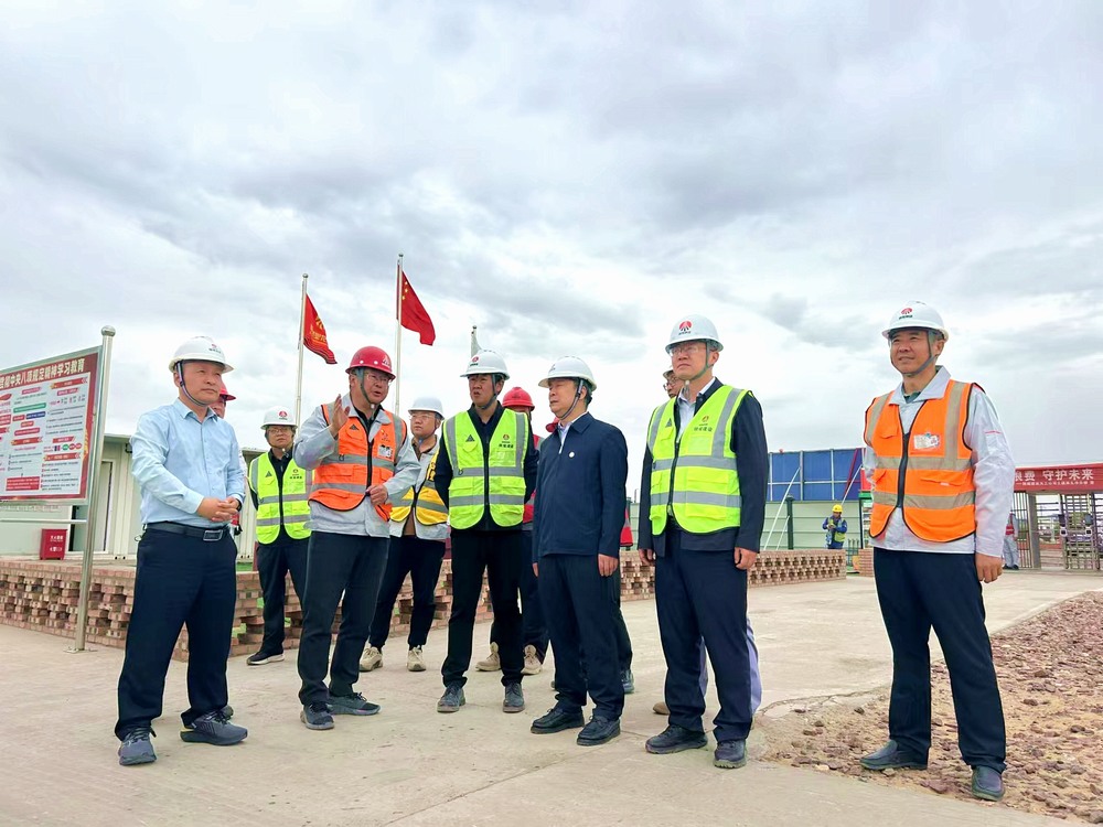 陕煤集团工程总监、基本建设管理部总经理李仰东深入榆林化学二期项目检查指导