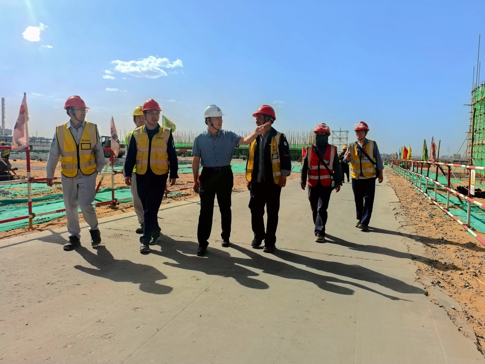 陕煤集团基本建设管理部高级主任师黄社民深入陕煤建设铜煤公司承建的榆林化学二期项目检查指导工作