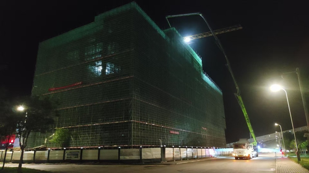 陕煤建设天工公司承建的小保当选煤厂技术改造项目2号主厂房主体结构全面封顶