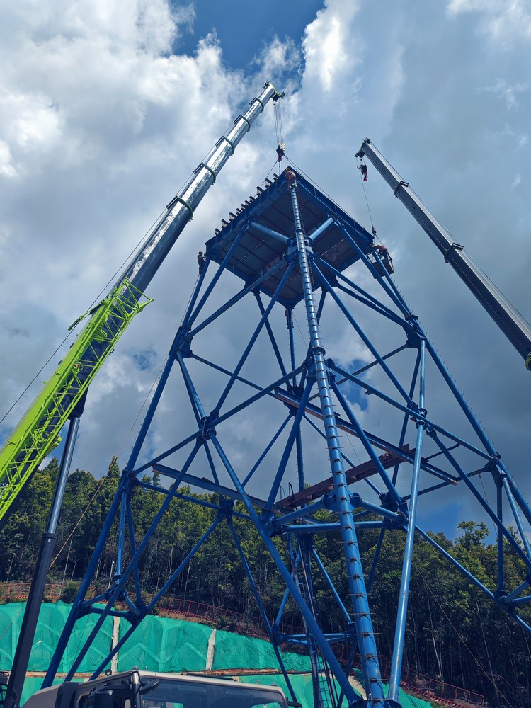 陕煤建设矿建三公司海南鹦哥岭项目ⅣG型井架成功合拢