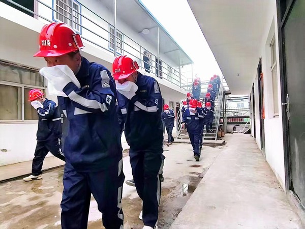 陕煤建设煤矿运营服务分公司:实战化消防演练 筑牢安全屏障